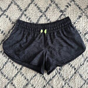 lululemon black print shorts size 6